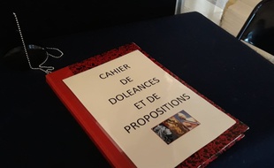 Le cahier de doléances dans la mairie du 19e arrondissement.