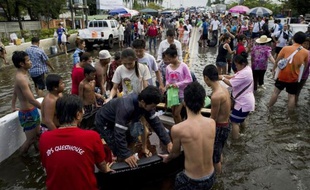 Les inondations qui touchent une partie de Bangkok, mais ont épargné son centre commercial et financier, devraient commencer à baisser d'ici quelques jours, a déclaré samedi la Premier ministre thaïlandaise.
