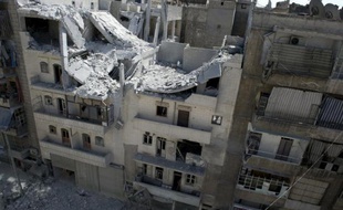Cinq personnes dont trois enfants d'une même famille ont péri lundi dans un raid aérien de l'armée syrienne sur un quartier d'Alep qui a détruit au moins deux immeubles, selon une ONG syrienne.