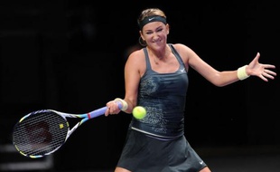 La Biélorusse Victoria Azarenka a battu vendredi la Chinoise Li Na, tête de série N. 8, en deux sets 7-6 (7/4), 6-3 et s'est ainsi qualifiée pour la demi-finale du Masters d'Istanbul, où elle retrouvera samedi la Russe Maria Sharapova.