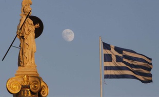 Le drapeau grec flotte derrière la statue d'Athèna , le 12 juillet 2011.