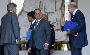 François Hollande entre Stéphane Le Foll et Jean-Marie Le Guen à l'issue du conseil des ministres le 16 septembre 2015 à l'Elysée à Paris