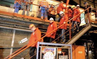 Des salariés du site ArcelorMittal de Florange en Moselle ont bloqué mercredi le train à chaud du site, expliquant vouloir se mobiliser pour "la dernière ligne droite" de leur combat.
