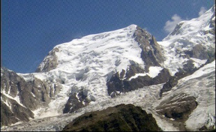 Les conseils pour éviter d'être emportés par une avalanche sont de se renseigner sur les conditions météo, de consulter l'échelle européenne de risque qui comporte 5 niveaux caractérisant l'état de stabilité du manteau neigeux, et surtout de ne pas hésiter à renoncer a faire du hors piste si les conditions sont trop douteuses.