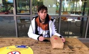 Nathan, étudiant, est venu chercher son déjeuner à la cafétéria Crous(S)pace’Tertre.