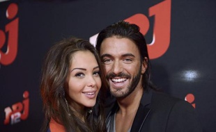 La vedette de téléréalité Nabilla Benattia et son petit ami Thomas Vergara lors de la présentation de leur émission sur NJR12, le 21 octobre 2013 à Paris