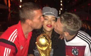 Rihanna pose avec Podolski et Schweinsteiger le 14 juillet 2014.