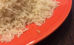Des asticots dans un sachet de riz Auchan.