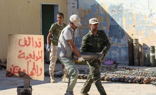 Des militaires triant des explosifs à Tripoli, capitale de la Libye.