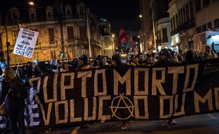 Des membres du groupe anarchiste Black Blocs manifestent à Sao Paulo, au Brésil, contre la tenue de la coupe du Monde de football, le 30 mai 2014.