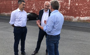 Gérald Darmanin et Laurent Pietraszewski devant l'usine France cake tradition, à Tourcoing, le 18 juin 2021.