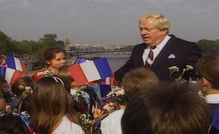 Jean-Marie Le Pen et un groupe d'enfants rendant hommage à Jeanne d'Arc.