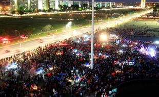 Manifestation de sympathisants de gauche en soutien de la présidente Dilma Rousseff, le 18 mars 2016 à Brasilia