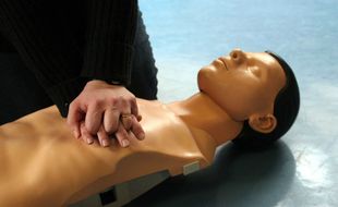 Illustration d'une formation au massage cardiaque