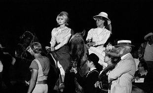 Brigitte Bardot et Jeanne Moreau sur le tournage de «Viva Maria » de Louis Malle en 1965