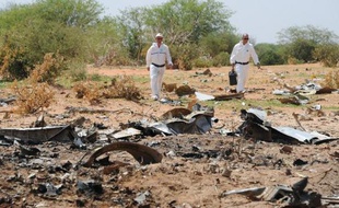 Des enquêteurs sur le site où s'est écrasé cinq jours plus tôt un avion d'Air Algérie, le 29 juillet 2014 dans la région de Gossi, au nord du Mali