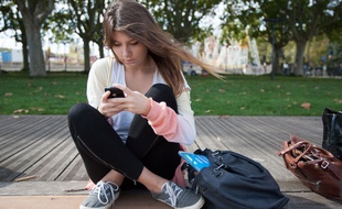 Illustration d'une jeune femme utilisant un smartphone.