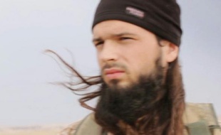 Capture d'écran en date du 17 novembre 2014 d'une video de propagande diffusée le 16 novembre 20147 par al-Furqan Media du Français Maxime Hauchard alias Abu Abdallah al-Faransi