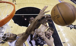 Tim Duncan (à gauche) et Marc Gasol (à droite), le 27 avril 2011, à San Antonio.