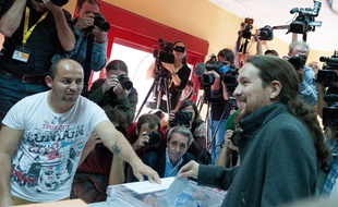 Le chef du parti Podemos, Pablo Iglesias, glisse son bulletin dans l'urne.