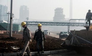 Des employés d'une usine à Changzi, dans la province de Shanxi, le 9 novembre 2015