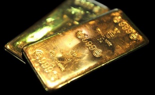 L'or poursuivait sa chute lundi et s'inscrivait à son plus bas niveau depuis deux ans dans un marché plombé par les inquiétudes sur la croissance, le possible resserrement de la politique de la Réserve fédérale américaine (Fed) et la vente par Chypre de ses réserves de métal jaune.