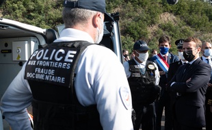 Emmanuel Macron et le ministre de l'Intérieur sur la zone frontalière du Pethusdans les Pyrenees-Orientales pour un déplacement sur le thème du renforcement des contrôles aux frontières.