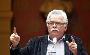 André Chassaigne a confirmé que ses collègues députés du Front de gauche allaient s'abstenir lors du vote de confiance demandé mardi après-midi par le Premier ministre, soulignant qu'il ne s'agissait "pas d'un vote de défiance mais d'un vote de construction".