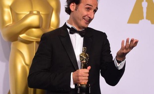 Alexandre Desplat avec son Oscar de la meilleure bande originale pour "The Grand Budapest Hotel" le 22 février 2015 à Hollywood