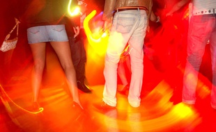 Dans une discothèque (illustration).