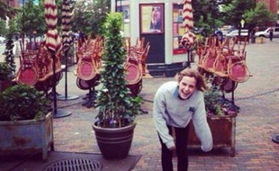 Emma Watson rit en public et le montre au monde entier.