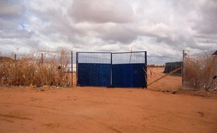 Des hommes armés ont tué une personne et ont enlevé des travailleurs humanitaires dans un camp de réfugiés de Dadaab, dans l'est du Kenya près de la frontière somalienne, a-t-on appris vendredi auprès de la Croix rouge, la police et l'armée.