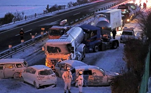 Une tempête de neige a provoqué un gigantesque carambolage au Japon le 19 janvier 2021.