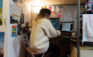Claire, 20 ans, dans sa chambre étudiante à Nanterre (Hauts-de-Seine), le 21 janvier 2021 (illustration)