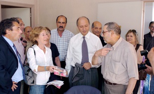Laurent Fabius, ancien Premier ministre socialiste, est photographié au côté de Geneviève Fioraso (2eg), candidate aux élections législatives qui distribue sa profession de foi, le 23 mai 2007 à Grenoble, où il est venu soutenir les candidats de l'Isére à l'élection législative