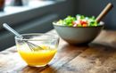 Cette erreur au moment d’ajouter l’huile fait tourner votre vinaigrette : la solution simple pour une sauce onctueuse !