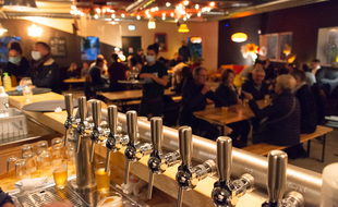 A Acigné, le pub de Skumenn a dû fermer. Mais la brasserie propose ses bières à emporter.