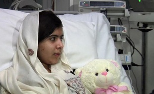 Malala Yousafzai, la jeune Pakistanaise rescapée d'un attentat des talibans, a annoncé le premier don du Fonds portant son nom en faveur de l'éducation des filles, pour un projet au Pakistan, avec le soutien de l'actrice Angelina Jolie.