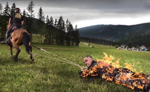 Il s'enflamme et se fait traîner par un cheval - Le Rewind (vidéo)