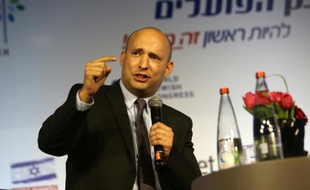 Naftali Bennett chef du parti le Foyer juif s'exprime lors d'une conférence, le 28 mars 2016 à Jérusalem