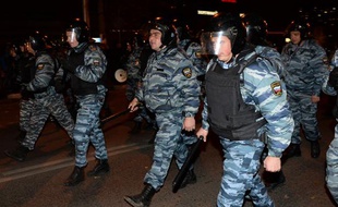 Des officiers de la police russe pendant des émeutes xénophobes, le 13 octobre 2013