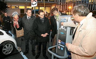 Les élus arrageois ont inauguré la première borne de recharge de véhicule.