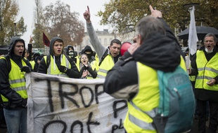 Les forces de l'ordre venaient de disperser un rassemblement de «gilets jaunes» sur un rond-point quand le commissaire a été agressé (illustration)