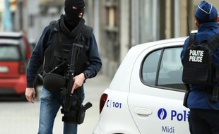Des policiers des forces spéciales belges à proximité de la zone des fusillades à Bruxelles, le 15 mars 2016