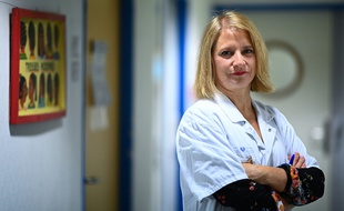 Karine Lacombe est cheffe de service à l'hôpital Saint-Antoine de Paris