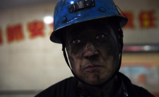 Un mineur dans la mine de charbon de Datong au nord de la Chine le 19 novembre 2015