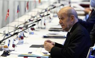 Jean-Yves Le Drian lors d'une réunion de l'OTAN.