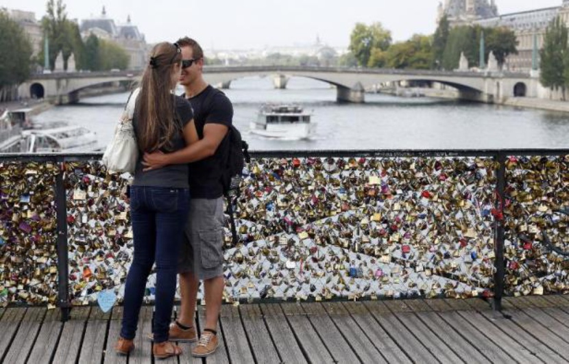 Pont Des Arts A Paris Des Selfies Pour Remplacer Les Cadenas D Amour