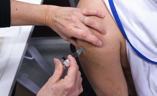 Dijon, le 6 janvier 2017. Illustration d'une vaccination contre la meningite avec le vaccin Nimenrix de la societe Pfizer. Campagne de vaccination sur le campus universitaire de Dijon.//LODIFRANCK_LODI001/Credit:LODI Franck/SIPA/1710101428