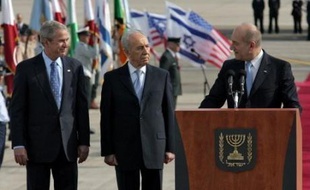 Dès son arrivée à l'aéroport Ben Gourion, près de Tel Aviv, pour la première visite en Israël de sa présidence débutée en 2001, M. Bush et les dirigeants israéliens venus l'accueillir, Shimon Peres et Ehud Olmert, ont affirmé la force de l'alliance entre les deux pays.